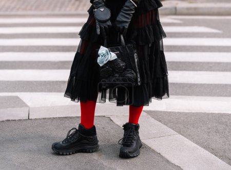 Téléchargez les photos : Milan, Italie - Février 23, 2023 : femme portant Prada Antique nappa mini sac fourre-tout en cuir avec des fleurs et des baskets Moncler. Fashion blogger détails de tenue, style de rue - en image libre de droit