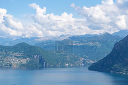 Paysage de montagne, lac de montagne pittoresque le matin d'été, grand panorama, paysage avec vue fabuleuse sur le lac depuis le sommet de la montagne, avec vue sur la ville. Iseo, Italie