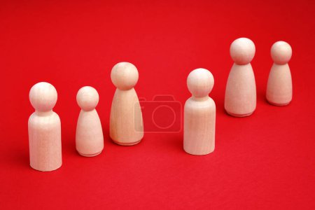 Téléchargez les photos : Concept de leader ou patron en équipe. Les gens en bois sur fond rouge. - en image libre de droit