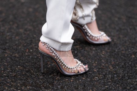 Téléchargez les photos : Milan, Italie - Janvier, 25, 2024 : femme porte Aquazzura sandales en cristal à talons hauts, détails de style de rue - en image libre de droit