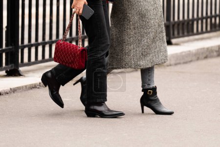 Foto de Milán, Italia - 13 de enero de 2024: mujer viste bolso de baguette Fendi, detalles de ropa de blogger de moda, estilo callejero. - Imagen libre de derechos