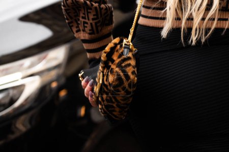 Foto de París, Francia - 25 de enero de 2024: mujer viste bolso de baguette de piel Fendi, detalles de ropa de blogger de moda, estilo callejero. - Imagen libre de derechos
