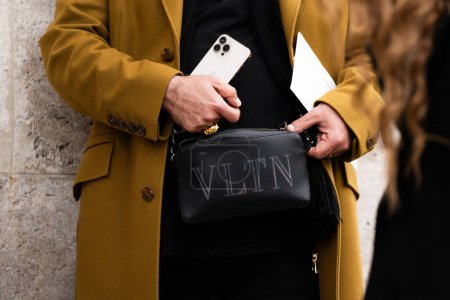 Foto de Milán, Italia - 25 de enero de 2024: la mujer viste Valentino, detalles del atuendo de blogger de moda, estilo callejero - Imagen libre de derechos