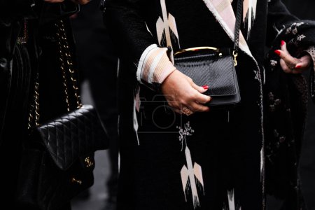 Foto de París, Francia - 24 de enero de 2024: la mujer lleva bolso Chanel, detalles de estilo callejero, detalle de atuendo de moda. - Imagen libre de derechos
