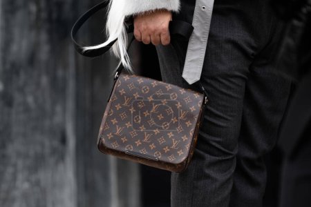 Téléchargez les photos : Milan, Italie - février, 25, 2024 : femme porte le sac Louis Vuitton, détails de tenue de blogueur de mode, style de rue - en image libre de droit