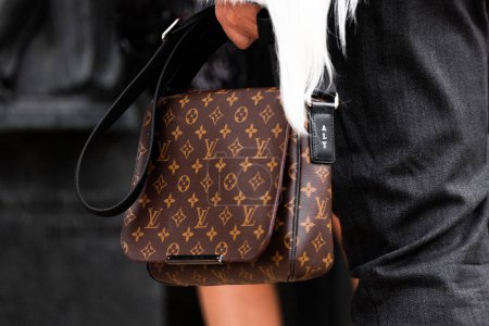 Téléchargez les photos : Milan, Italie - février, 25, 2024 : femme porte le sac Louis Vuitton, détails de tenue de blogueur de mode, style de rue - en image libre de droit