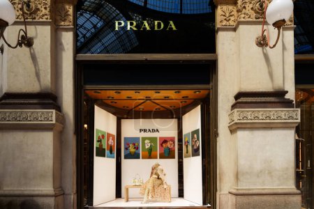 Téléchargez les photos : Milan, Italie - 24.04.2024 : Vitrine du magasin Prada situé à la galerie marchande dans le centre de Milan, Galleria Vittorio Emanuele, vitrine de la boutique de vêtements femme - en image libre de droit