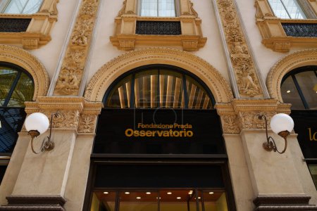 Téléchargez les photos : Milan, Italie - 24.04.2024 : Exposition de la Fondazione Prada Osservatorio située dans la galerie marchande du centre de Milan, Galleria Vittorio Emanuele - en image libre de droit