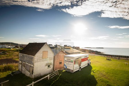 Téléchargez les photos : Bonavista Terre-Neuve Canada, 20 septembre 2022 : Un camion UHaul stationné dans un champ utilisé pour les déménageurs surplombant l'océan Atlantique en soirée. - en image libre de droit