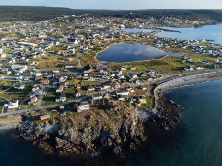 Foto de Bonavista Newfoundland Canada, 23 de septiembre de 2022: Comunidad aérea de Terranova con el Old Bay Pond y monumentos populares con vistas al Ocea Atlántico - Imagen libre de derechos