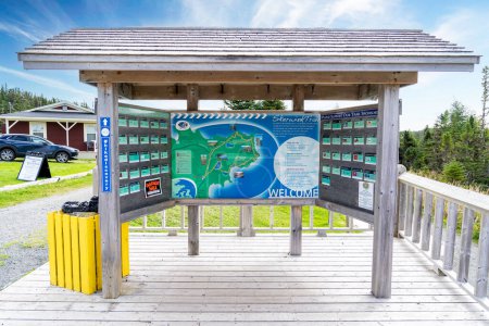 Téléchargez les photos : Port Rexton Terre-Neuve Canada, 24 septembre 2022 : Panneau du sentier de randonnée Skerwink et station d'information au point de départ populaire du sentier. - en image libre de droit