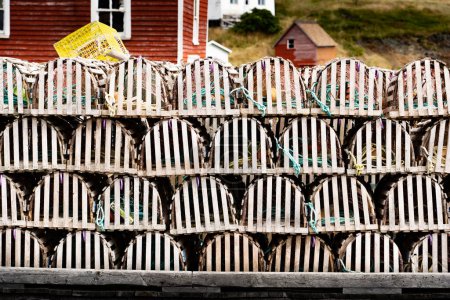 Téléchargez les photos : Pièges à homard en bois empilés sur un quai près du petit village de pêcheurs de Trinity Newfoundland Canada. - en image libre de droit