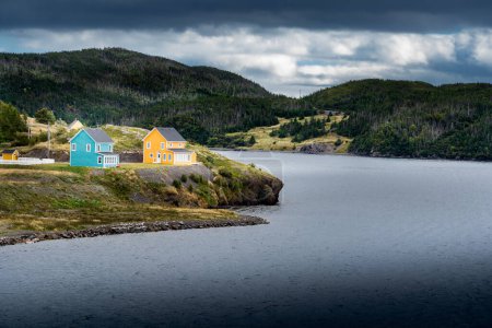 Foto de Casas rústicas coloridas se sientan en una península de la costa este cerca de la ciudad de Trinity Newfoundland Canadá. - Imagen libre de derechos