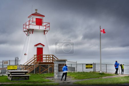 Foto de Fort Amherst Terranova Canadá, 20 de septiembre de 2022: Un grupo de turistas explorando un faro histórico y una popular atracción local a lo largo de la costa este canadiense. - Imagen libre de derechos