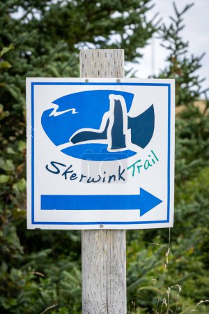 Foto de Skerwink Newfoundland Canada, 22 de septiembre de 2022: Señal direccional para la ruta de senderismo Skerwink a lo largo de Trinity Bay en Atlantic Canada. - Imagen libre de derechos