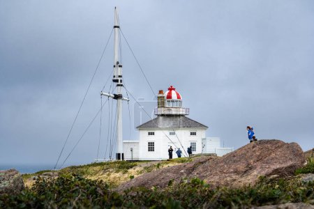 Foto de Cabo Lanza Terranova Canadá, 21 de septiembre de 2022: Gente al aire libre caminando junto a un faro histórico en una atracción turística popular en la costa este de Canadá. - Imagen libre de derechos