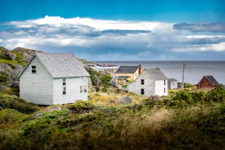 Foto de Casas de la costa este en una costa rocosa con vistas al Océano Atlántico en Keels Terranova Canadá. - Imagen libre de derechos