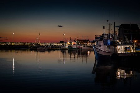 Foto de Bonavista Terranova Canadá, 23 de septiembre de 2022: Vista del puerto - atardecer - barcos pesqueros en una pequeña ciudad de la costa este con aguas tranquilas detrás de un rompeolas. - Imagen libre de derechos
