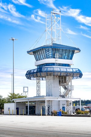 Foto de Vancouver Columbia Británica Canadá, 11 de julio de 2023: Torre de control de tráfico en la terminal de ferry de Tsawwassen que dirige vehículos bajo un cielo azul dramático. - Imagen libre de derechos