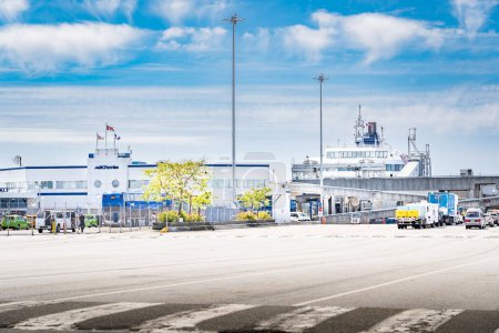 Foto de Delta British Columbia Canada, 11 de julio de 2023: BC Ferries atracó con vistas a los carriles de los vehículos en la terminal de ferry de Tsawwassen bajo un dramático cielo azul. - Imagen libre de derechos