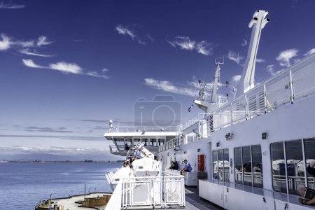 Foto de Vancouver Columbia Británica Canadá, 11 de julio de 2023: En la vista de cubierta de BC Ferries Super Ferry frente al puente mientras está atracado en la terminal de ferry de Tsawwassen bajo un dramático cielo azul. - Imagen libre de derechos