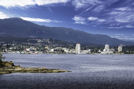 Téléchargez les photos : Ville de Nanaimo Skyline surplombant les montagnes insulaires le long de la côte ouest en Colombie-Britannique Canada. - en image libre de droit