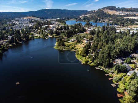 Téléchargez les photos : Victoria Colombie-Britannique Canada, 15 juillet 2023 : Lac Aerial Glen surplombant Langford et développement montagneux lointain sur l'île de Vancouver. - en image libre de droit
