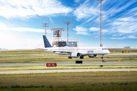 Foto de Calgary Alberta Canada, 17 de septiembre de 2023: Porter Airlines vuela junto a una pista de despegue en el Aeropuerto Internacional de Calgary. - Imagen libre de derechos
