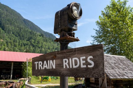 Foto de Three Valley Gap British Columbia Canada, 12 de julio de 2023: Señal de viaje en tren en una atracción turística popular canadiense. - Imagen libre de derechos
