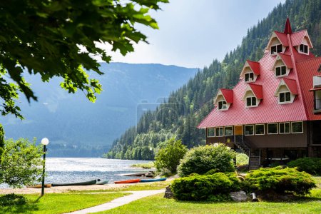 Foto de Three Valley Gap British Columbia Canada, 12 de julio de 2023: Lakefront Chateau con vistas a un lago con jardines verdes y senderos en una atracción turística popular. - Imagen libre de derechos