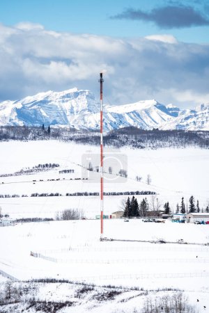 Foto de Condado de Rocky View Alberta Canadá, 02 de marzo de 2024: Montón de llamaradas desde una planta de gas con vistas a las Rocosas canadienses después de que el gobierno de Alberta UCP anuncie nuevas restricciones a los proyectos de energía renovable. - Imagen libre de derechos