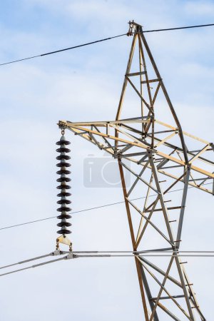 Porträt eines Strommasten mit Stromleitungen, die an Stahlgittern und Hardware in Nordamerika hängen.