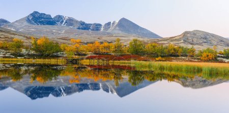 Téléchargez les photos : Montagnes reflétant dans le lac à l'automne, Norvège. - en image libre de droit