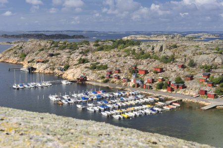 Téléchargez les photos : Bateaux amarrés dans une petite crique côtière, Suède. - en image libre de droit