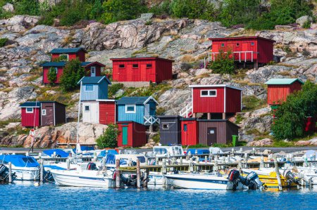 Téléchargez les photos : Bateaux amarrés dans une petite crique côtière, Suède. - en image libre de droit