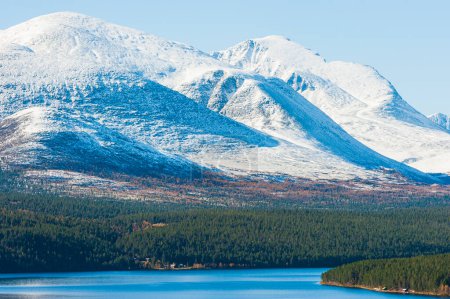 Téléchargez les photos : Couleurs d'automne à côté du petit lac devant les montagnes enneigées - en image libre de droit