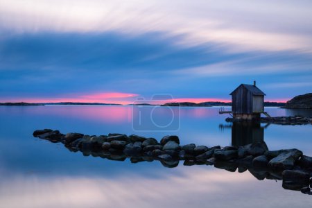 Téléchargez les photos : Maison au bord de l'eau au coucher du soleil, Suède. - en image libre de droit