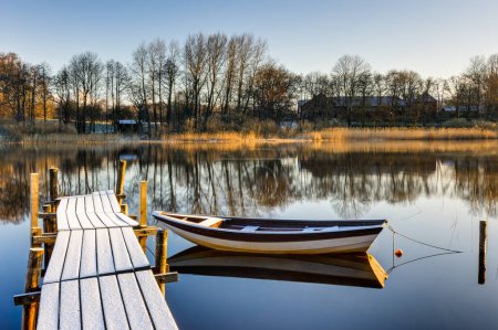 Téléchargez les photos : Bateau et jetée givrée sur le lac, Suède - en image libre de droit