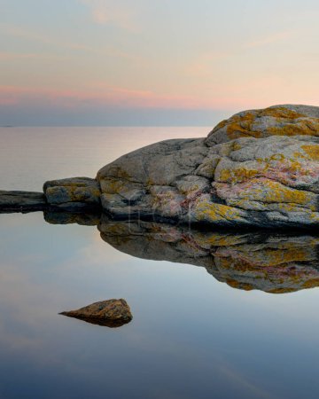 Téléchargez les photos : Rochers en mer, Suède. - en image libre de droit