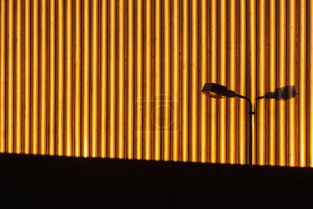 Téléchargez les photos : Lampadaire sur mur de fer ondulé. Gothenburg, Suède. - en image libre de droit
