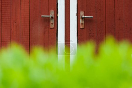 Foto de Puertas cerradas de granjas rojas, Suecia, Europa - Imagen libre de derechos