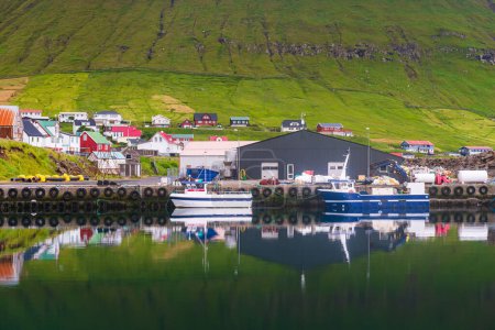 Foto de Barcos de pesca en el puerto de las Islas Feroe - Imagen libre de derechos