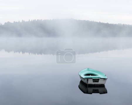 Foto de Barco de remos en un lago suave y brumoso - Imagen libre de derechos