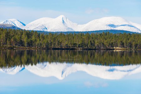 Téléchargez les photos : Lac et montagnes enneigées, Rendalssolen, Hedmark fylke, Norvège - en image libre de droit