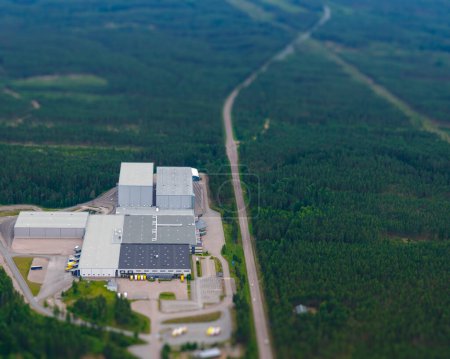 Téléchargez les photos : Vue aérienne du bâtiment industriel dans la forêt, Suède - en image libre de droit