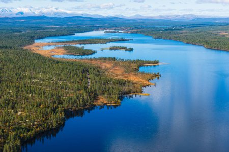 Téléchargez les photos : Vue aérienne des forêts et des lacs, Suède - en image libre de droit