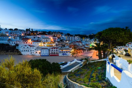 Téléchargez les photos : Vue de haut niveau de la ville côtière au crépuscule, Carvoeiro, Algarve, Portugal, Europe - en image libre de droit