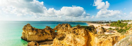 Foto de Vista panorámica de la costa de Alvor, Algarve, Portugal, Europa - Imagen libre de derechos