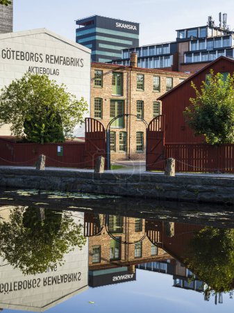 Téléchargez les photos : GOTHENBURG, SUÈDE - 17 AOÛT 2020 : Rivière devant les bâtiments anciens et nouveaux - en image libre de droit