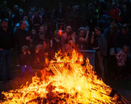 Foto de MELNDAL, SUECIA - 30 DE ABRIL DE 2019: La gente celebra la noche de Walpurgis con hoguera. - Imagen libre de derechos